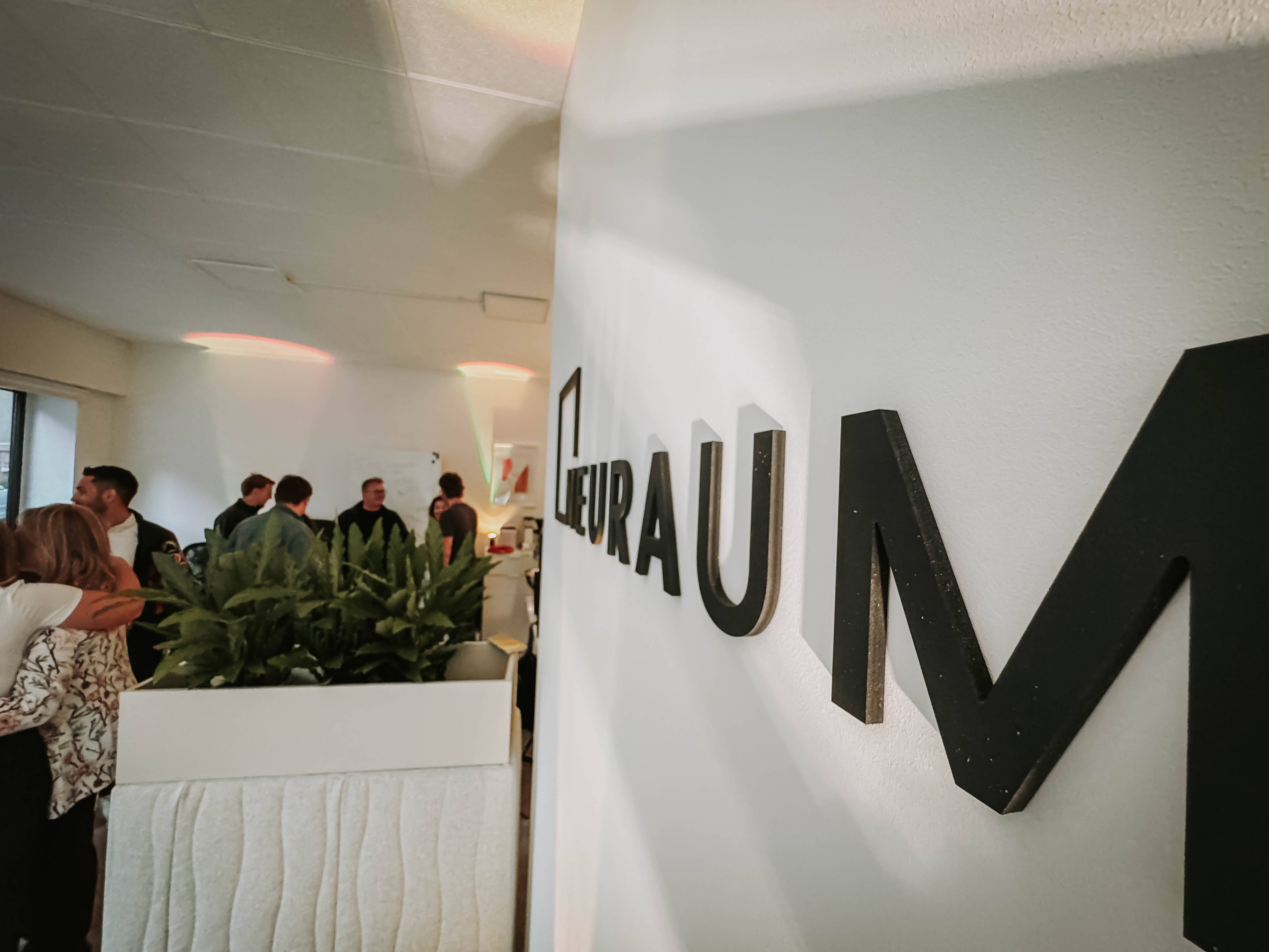 Eventlocation Würzburg — Innenraum mit Event-Setup und warmer Beleuchtung