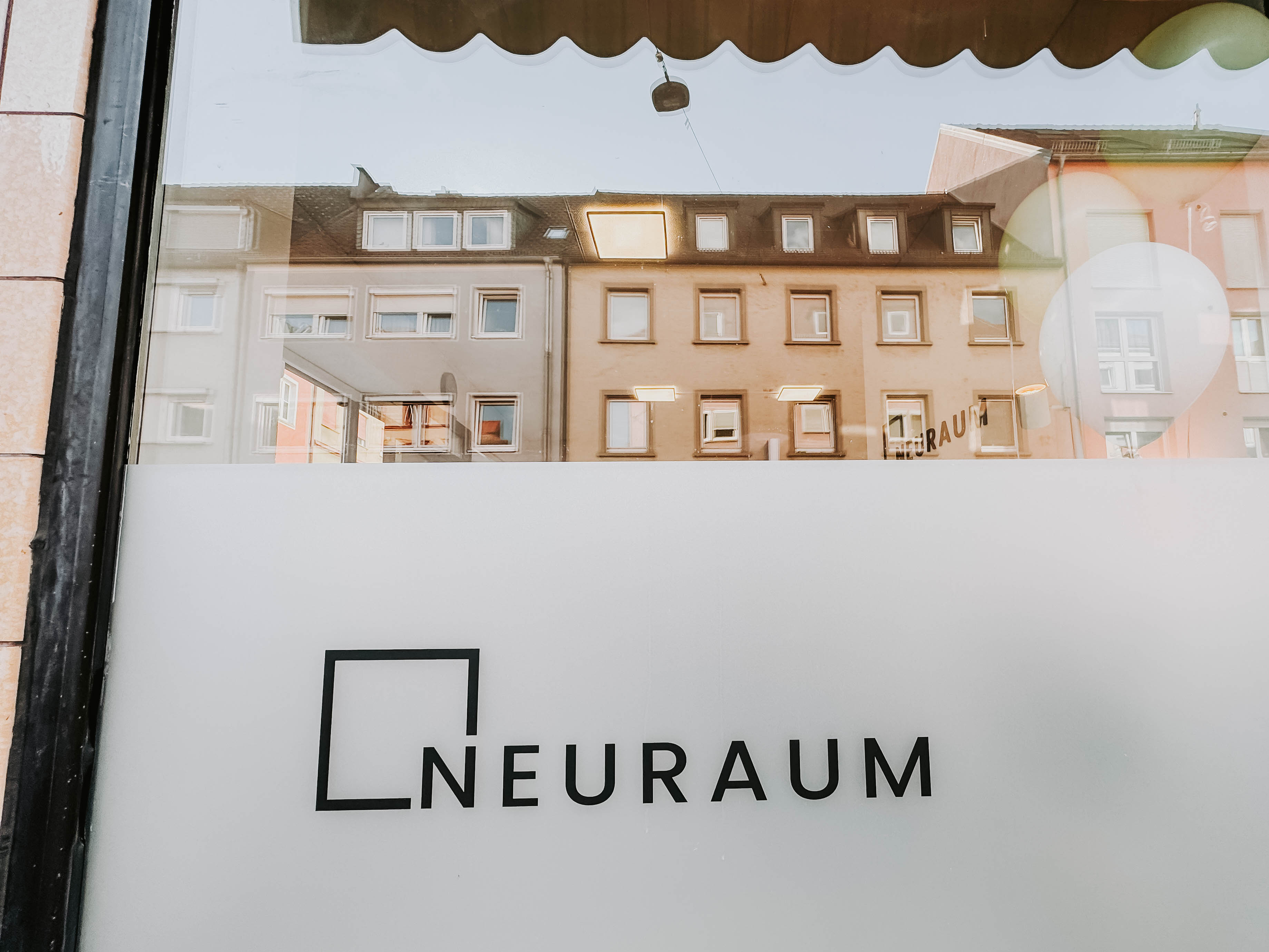 Neuraum Würzburg — Eingang in der Gerberstraße 8 mit Logo-Schaufenster