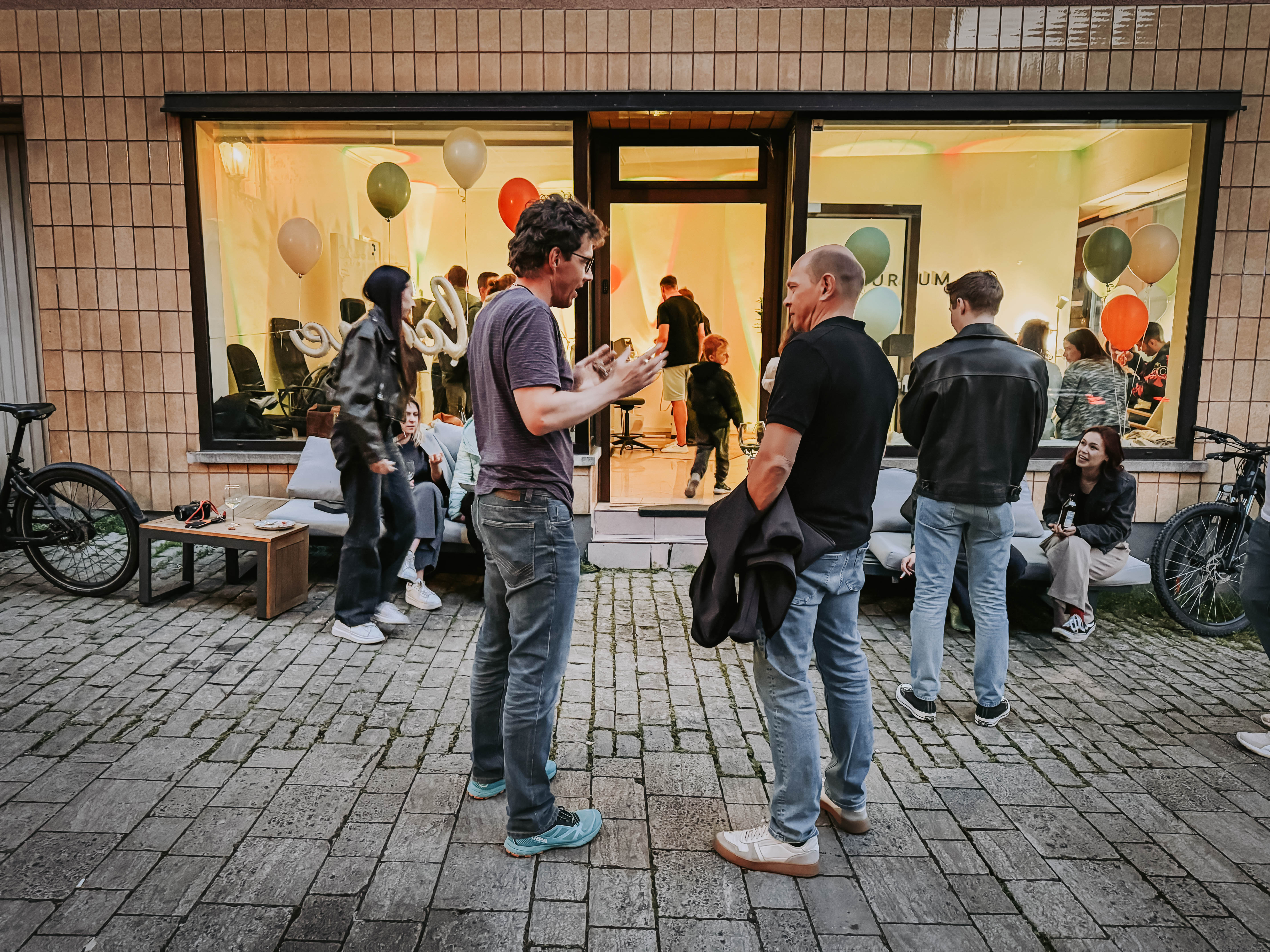 Neuraum Würzburg am Abend — Eventlocation mit Menschen vor dem Eingang in der Gerberstraße