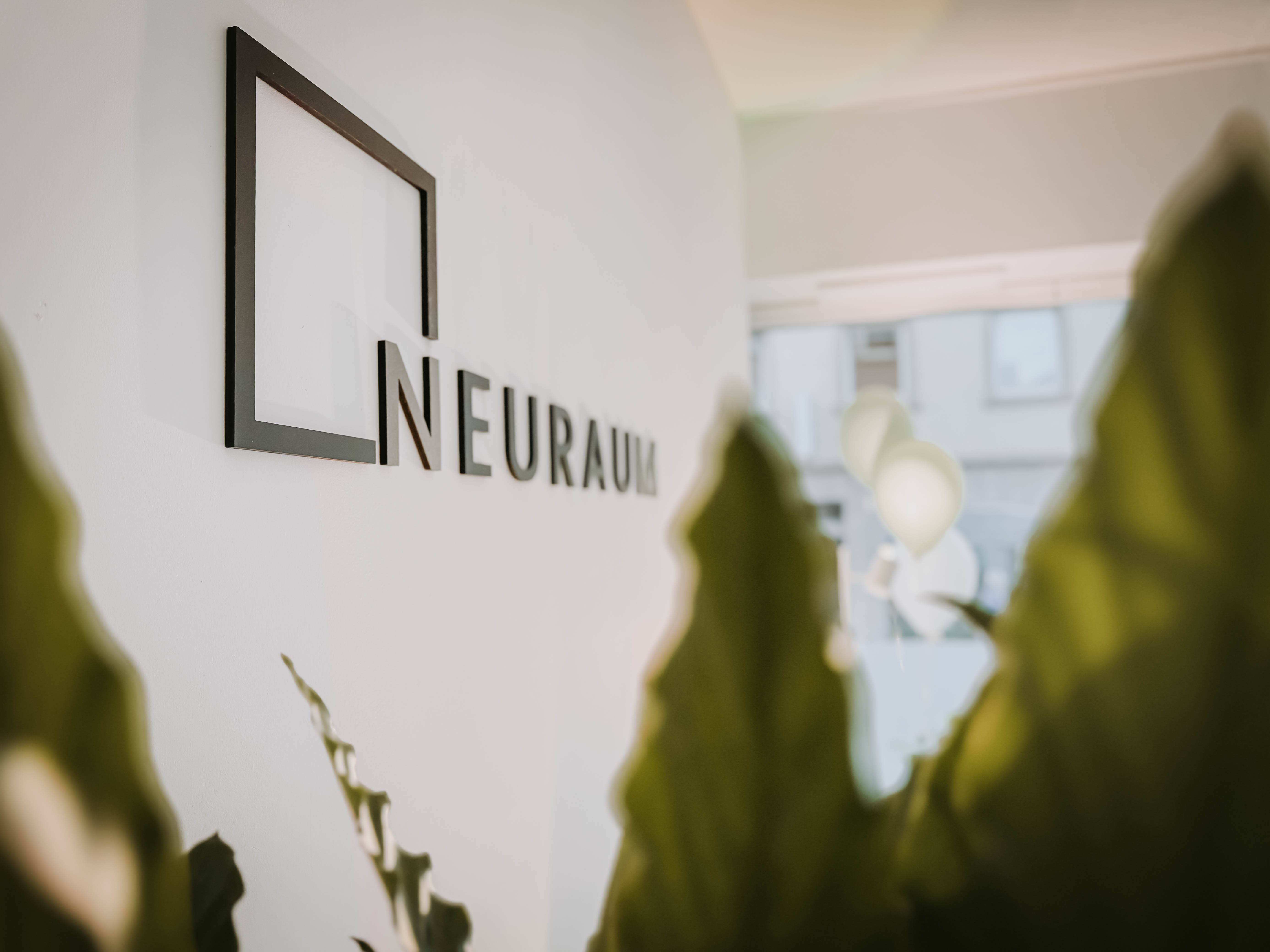 Neuraum Würzburg — Detail der Logo-Wand im Eventspace