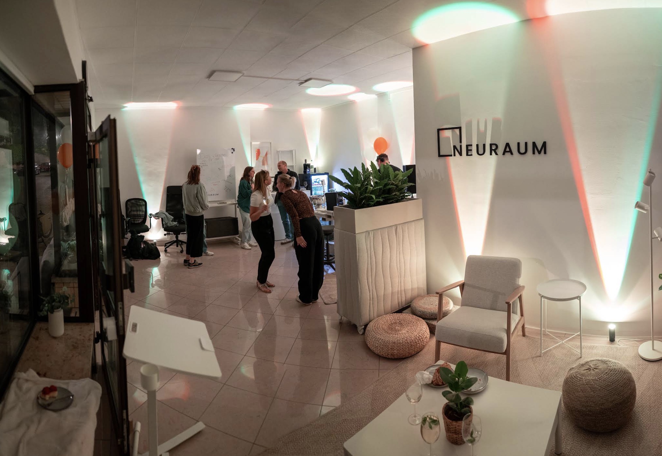 Neuraum Würzburg bei Nacht — Eventspace mit farbigem Lichtdesign während einer Party